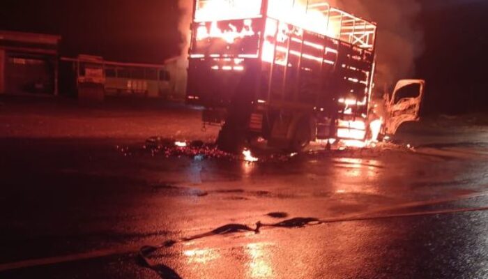 Truk Ekspedisi Dari Jakarta Terbakar Di Sidimpuan