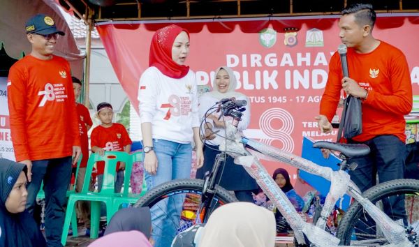 Kapolres Pidie AKBP Imam Asfali didampingi Ketua Cabang Bhayangkari Ny Salma dan Kapolsek Tiro/Truseb, Iptu Zery menyerahkan hadiah sepeda gunung untuk pemenang gebyar HUT ke-78 RI di Lapangan bola kaki Kecamatan Tiro, Sabtu (19/8) Waspada/Muhammad Riza