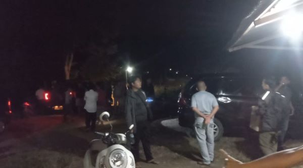 Puluhan warga Desa Parbangunan, Kec. Panyabungan, Kab. Mandailing Natal, menggrebek rumah diduga tempat transaksi jual beli Narkoba jenis sabu-sabu. Dua orang dibawa ke Mapolres. Waspada/Ist