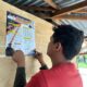 SOSIALISASI beasiswa oleh MPD selaku panitia dengan menempelkan brosur di sejumlah titik. (Waspada/Ist)