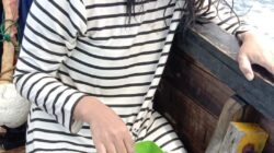 Terlihat dalam gambar korban seorang wanitia dewasa berhasil diselamatkan dan sedang berada di atas kapal ikan nelayan. (Waspada/ist.)