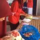 Peserta lomba sedang mengukir sedangkan untuk disajikan pelengkap hidangan dalam kegiatan lomba. Waspada/Ibnu Sa'dan