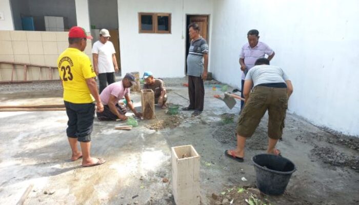 Jamaah Masjid Ar Rahman B.Kuis Pekan Gotroy Bangun Area Parkir Sepeda Motor