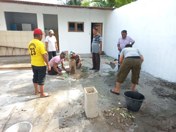 JAMAAH Masjid Ar Rahman Batangkuis Pekan dan warga melakukan gotong royong membangun area parkir sepeda motor di bagian belakang Masjid tersebut, Minggu (20/8).- (Waspada/Khairul K Siregar/B)