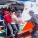 Suasana evakuasi wanita yang loncat ke laut dan ditemukan selamat di perairan Pulau Nasi. (Waspada/ist.)