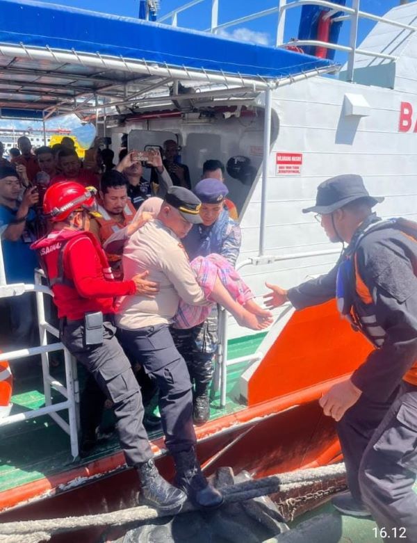 Suasana evakuasi wanita yang loncat ke laut dan ditemukan selamat di perairan Pulau Nasi. (Waspada/ist.)