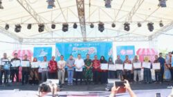 Pj Gubernur Aceh Achmad Marzuki didampingi Pj Bupati Aceh Barat membuka UMKM Se Aceh yang dilaksanakan Gedung Olahraga Dan Seni di Meulaboh, Minggu (20/8).(Waspada/Muji Burrahman)