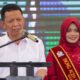 Penjabat Gubernur Aceh, Achmad Marzuki, memberikan sambutan saat membuka pameran koperasi dan UMKM se-Aceh dalam rangka peringatan Hari Koperasi ke-76 dan Hari UMKM ke-7, di Lapangan Gedung Olahraga dan Seni (GOS) Meulaboh, Minggu, (20/8). (Waspada/Ist)