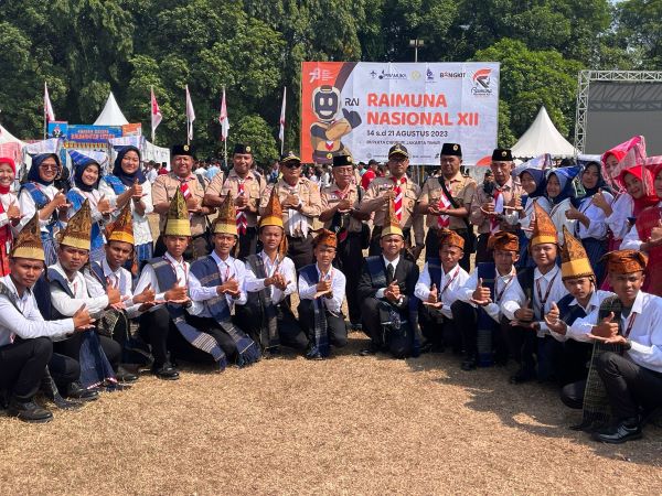 Foto bersama kontingen Rainas XII di Cibubur Jakarta, Minggu (20/8).(Waspada/ist).