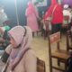 Sejumlah warga sedang diperiksa kesehatan oleh dokter pada pelaksanaan bakti sosial di bidang kesehatan oleh Yayasan Buddha Tzu Chi di SDN 1 Bukit Tempurung, Kecamatan Kota Kualasimpang, Kabupaten Aceh Tamiang, Minggu (20/8). Waspada/Muhammad Hanafiah