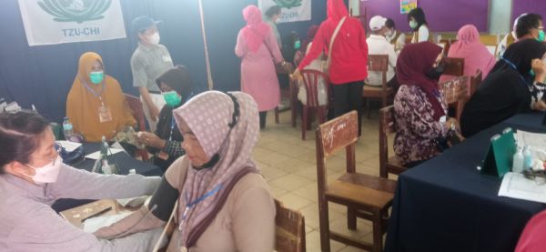 Sejumlah warga sedang diperiksa kesehatan oleh dokter pada pelaksanaan bakti sosial di bidang kesehatan oleh Yayasan Buddha Tzu Chi di SDN 1 Bukit Tempurung, Kecamatan Kota Kualasimpang, Kabupaten Aceh Tamiang, Minggu (20/8). Waspada/Muhammad Hanafiah