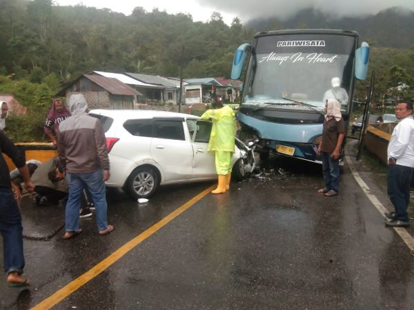 Kecelakaan lalu lintas antara Mobil Datsun bernomor polisi BK-1855-ABF dengan Bus Pariwisata bernomor polisi AE-7121-US di Desa Jangga Dolok, Minggu (20/8) mengakibatkan satu orang meninggal dunia. Waspada/Ist