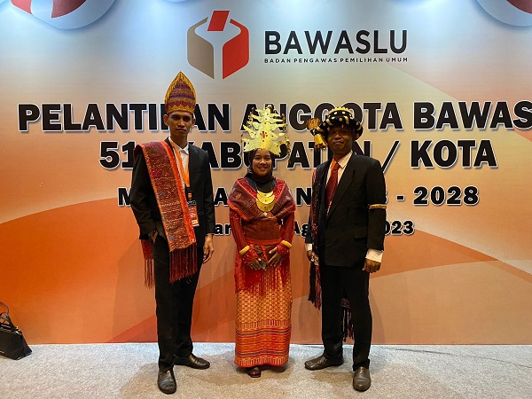 Ketua Bawaslu Palas, Alex Sabar Nasution (Kanan), Ningtiasih dan Berlin Toga Langit Harahap foto bersama usai dilantik Ketua Bawaslu RI Rahmat Bagja di Aula Pullman Hotel Jakarta Central Park, Sabtu (19/8). (Waspada/Ist)
