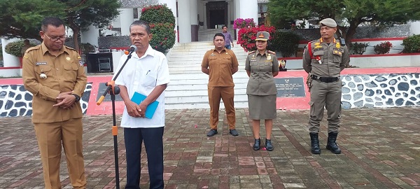 Bosi Sianipar, 60, saat menceritakan pengalamannya membudidayakan ternak ayam kampung di hadapan Bupati Toba, Poltak Sitorus dan ratusan ASN saat apel pagi gabungan, Senin (21/8). Waspada/Ramsiana Gultom