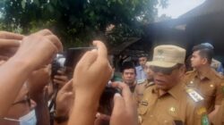Bupati Madina HM Jafar Sukhairi Nasution diwawancarai wartawan di Desa Mompangjulu, Pantabungan. Waspada/Irham H. Nasution