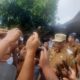 Bupati Madina HM Jafar Sukhairi Nasution diwawancarai wartawan di Desa Mompangjulu, Pantabungan. Waspada/Irham H. Nasution