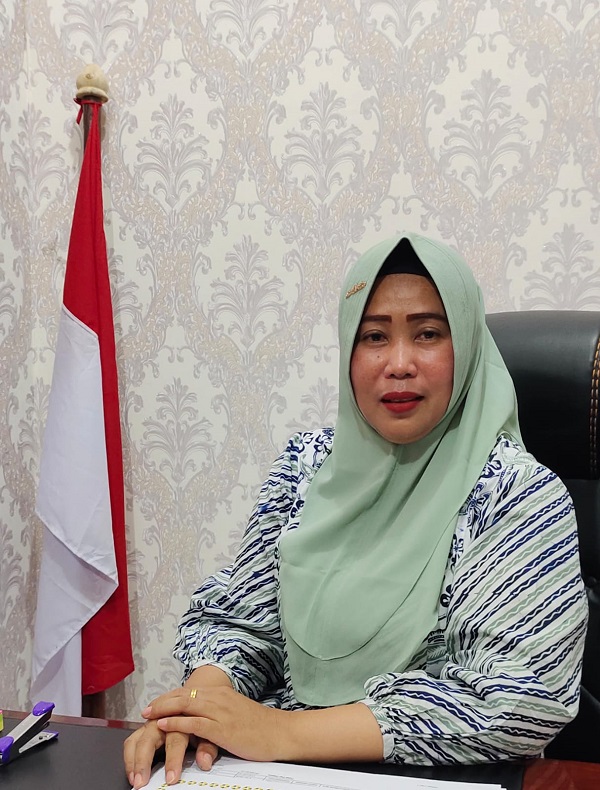 Kepala Dinas Pendidikan dan Kebudayaan Kota Langsa, Dra. Suhartini, MPd di ruang kerjanya, Senin (21/8). Waspada/dede