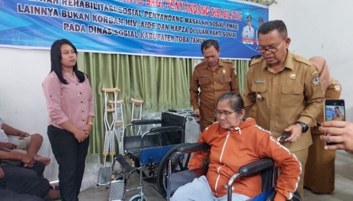 24 Warga Balige Penyandang Disabilitas Terima Alat Bantu