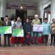 Penyerahan Bantuan UMKM secara simbolis pada pelaksanaan Upacara 17 Agustus 2023 di Halaman Head Office PT Bakrie Sumatera Plantations Tbk Kisaran (kiri-kanan : Wahyu Andrian (HR & Comdev Department Head BSP SUMUT I), Ahmad Nelson Samosir (General Manager BSP Sumut I), Eben Ezer Sitorus (Deputy CFO PT BSP Tbk), Ibu Sukarmi (Pengusaha Mie), Kenneth Gales (Technical Advisor PT BSP Tbk), Bahrum Nawar Tarigan (Finance & Accounting Department Head BSP Sumut I), Ukur Kami Surbakti (Direktur Operasional PT ASD Bakrie Oil Palm Seed Indonesia). Waspada/Ist