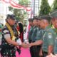 Komandan Korem 011/Lilawangsa Kolonel Kav. Kapti Hertantyawan, S.H bersama Ketua KOORCAB REM 011 Ny. Maya Kapti Hertantyawan melakukan kunjungan kerja ke Kodim 0111/ Bireuen di jalan Medan Banda Aceh Kecamatan Jeumpa Kab. Bireun, Senin (21/8). Waspada/Zainuddin. Abdullah