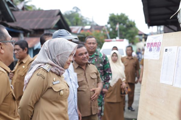 Wakil Bupati Madina Atika Azmi Utammi Nasution meninjau pelaksanaan Pilkades serentak 2023 di wilayah Mandailing Julu. Waspada/Ist