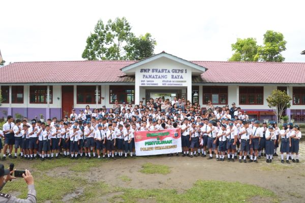 Kapolres Simalungun, AKBP Ronald FC Sipayung saat berada ditengah-tengah para siswa SMP Swasta GKPS 1 Pamatangraya, Senin (21/8).(Waspada/ist).