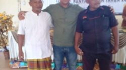 Faizal nomor urut 2 unggul Pilkades Gunungbarani merangkul Ali Monang (1) dan Baharuddin (3). Waspada/Ist
