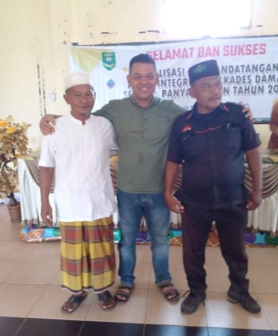 Faizal nomor urut 2 unggul Pilkades Gunungbarani merangkul Ali Monang (1) dan Baharuddin (3). Waspada/Ist