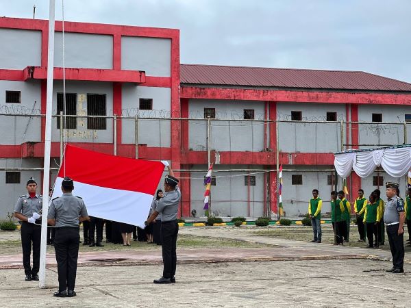 PETUGAS Rutan Kelas IIB Humbahas melaksanakan upacara bendera pada puncak peringatan HDKD Ke-78. Waspada/Ist