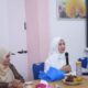 Penjabat Ketua TP-PKK Aceh, Ny. Ayu Marzuki, saat memberikan edukasi sekaligus membuka kegiatan pembinaan Pusat Pembelajaran Keluarga (PUSPAGA) di Gampong Peulanggahan, Banda Aceh, Senin (21/8). (Waspada/Zafrullah)