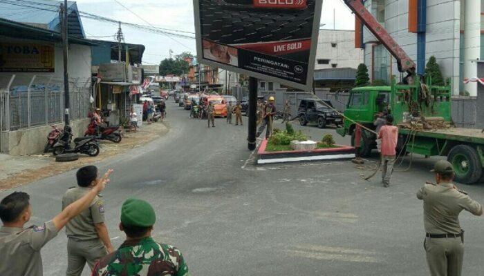 Satpol PP P.Siantar Tertibkan Plank Reklame Tidak Berizin