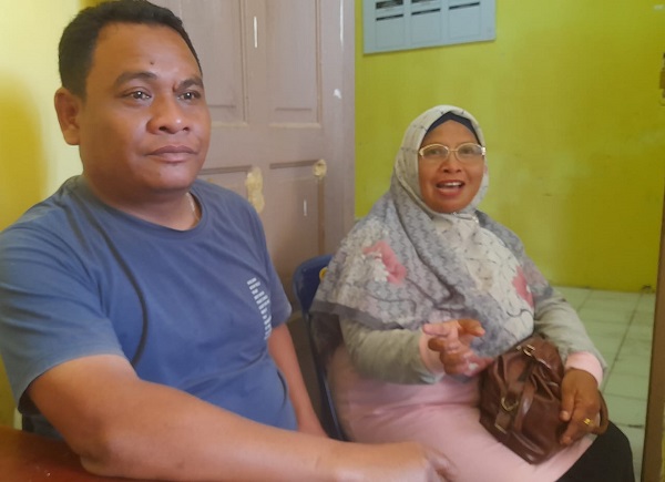 Ketua Maklumat NU Siti Marsiana didampingi Kepala Desa Pangkalan Sulampi Zulkardi saat dikonfirmasi Waspada.id. Waspada/Ist