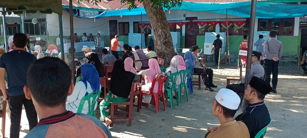 Suasana pencoblosan Pilkades di Desa Gunungtuajae, Kec. Pantabungan, yang sempat ditunda akibat kertas suara rusak karena kesalahan cetak. Waspada/Ist