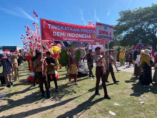 Pelajar SMP Negeri 6 Lhokseumawe di bawah Koordinator Rini Eliany, S. Pd dan didukung penuh oleh Kepsek Drs. Isa Ansari ikut ambil bagian dalam Karnaval HUT RI dengan mengangkat tema, 'Rapai Sebagai Pemersatu', Sabtu (19/8). Waspada/ist