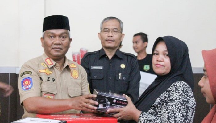Ahmad Zarnawi Serahkan Alat Usaha Pelaku UKM
