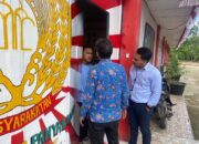 Anggota Ombudsman RI Ir Jemsly Hutabarat, SH, MH dan Ketua Ombudsman Perwakilan Sumut Abiyadi Siregar tertahan di luar gerbang Lapas Klas IIB Panyabungan. Waspada/Ist