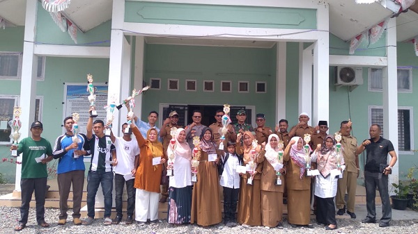 Foto bersama semua juara lomba di kantor Camat Seunagan Timur Kabupaten Nagan Raya, Selasa (22/8).(Waspada/Muji Burrahman)