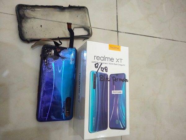 Smart phone Realme XT tiba-tiba terbakar dalam saku celana, mengakibat penggunanya mengalami luka bakar ringan. Waspada/Sapriadi