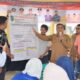 Kadis PMD P.Sidimpuan Ismail Fahmi Siregar MSi (kanan) memberi penjelasan tentang proses penghitungan suara pada simulasi pemungutan dan penghitungan suara Pilkades Serentak P.Sidimpuan Tahun 2023, di Gedung Adam Malik, P. Sidimpuan, Senin (21/8). Waspada/ist.