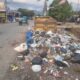 Sampah berserak di luar bak sampah pinggir jalan dekat SPBU Sipolupolu, Panyabungan. Waspada/Irham H Nasution