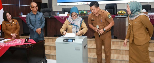 Wali Kota Susanti Dewayani turut melakukan pemusnahan arsip OPD Pemko Pematangsiantar yang memiliki retensi di bawah 10 tahun dan pose bersama dengan pimpinan OPD Pemko dan lainnya usai penandatanganan pemusnahan di ruang serbaguna Pemko, Jl. Merdeka, Selasa (22/8).(Waspada-Ist).