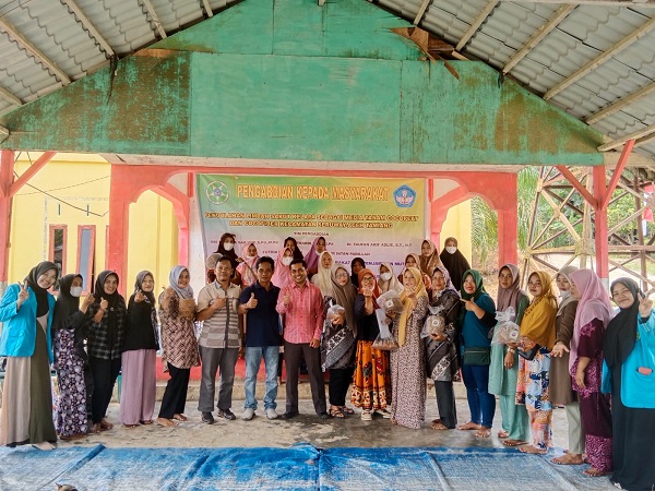 Tim PKM Universitas Samudra Langsa saat memberikan pelatihan pengolahan limbah sabut kelapa sebagai media tanam cocopeat dan cocofiber Kecamatan Seruway-Aceh Tamiang, khususnya Dusun Kelapa Lima, Rabu (23/8). Waspada/dede