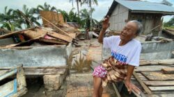 Misnik meratapi rumahnya yang rusak berat disapu angin puting beliung. Waspada/Darmawan