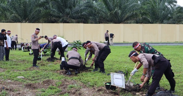 Personel Polres Padanglawas bersama TNI melaksanakan penanaman pohon buah-buahan di lapangan Mapolres Padanglawas. Waspada/Ist