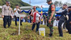 Plt. Sekda Yusrizal ST saat menanam pohon. Waspada/Seh Muhammad Amin