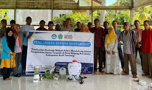 Dosen Unsam melakukan kegiatan pengabdian kepada masyarakat di Kelompok Tani Tunas Karya, Desa Matang Ara Jawa, Kabupaten Aceh Tamiang dengan mendemonstrasikan pembuatan pestisida nabati. Waspada/dede
