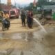 Tiga lokasi pasca kejadian banjir dilakukan pembersihan terlihat dalam gambar. Waspada/Seh Muhammad Amin