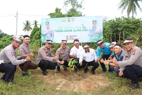 Para pejabat berfoto dalam Penanaman Pohon di Gampong Baro, Idi Rayeuk, Aceh Timur, Rabu (23/8). Waspada/Muhammad Ishak