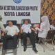 Kepala Badan Kesbangpol Kota Langsa, Drs Zulhadisyah, saat mendonorkan darahnya, di Aula setempat, Rabu (23/8). Waspada/Rapian.