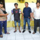 Polsek Siantar Barat Polres Kota Pematangsiantar berhasil meringkus terduga pelaku pencurian satu unit HP, pria RM, 36, (tiga kiri) ketika sedang duduk di warung yang berada di Pasar Horas, Jl. Imam Bonjol, Kel. Dwikora, Kec. Siantar Barat, Selasa (22/8) pukul 11:30 dan menyita barang bukti satu unit HP. (Waspada-Ist). 